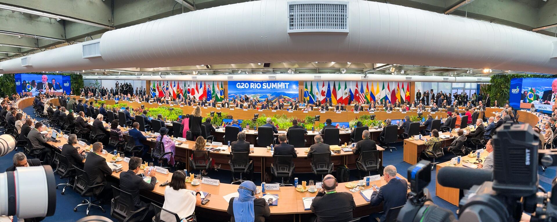 المشاركون في حفل إطلاق التحالف العالمي لمكافحة الجوع والفقر ضمن قمة قادة مجموعة العشرين في ريو دي جانيرو. - سبوتنيك عربي, 1920, 21.11.2025