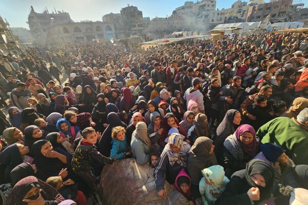 طوابير الخبز الهائلة في خان يونس على خلفية المجاعة التي تشتد في جنوب قطاع غزة - سبوتنيك عربي