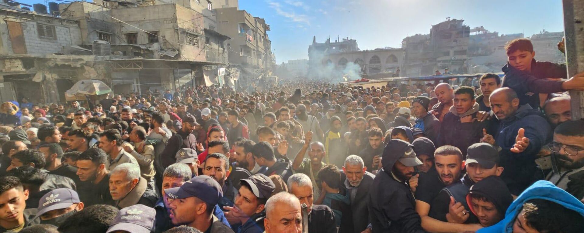 طوابير الخبز الهائلة في خان يونس على خلفية المجاعة التي تشتد في جنوب قطاع غزة - سبوتنيك عربي, 1920, 20.11.2024