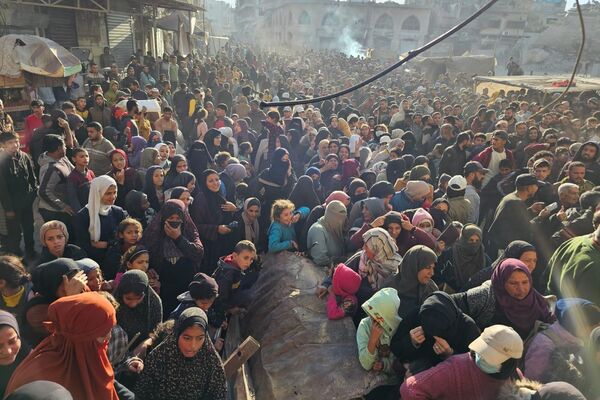 طوابير الخبز الهائلة في خان يونس على خلفية المجاعة التي تشتد في جنوب قطاع غزة - سبوتنيك عربي