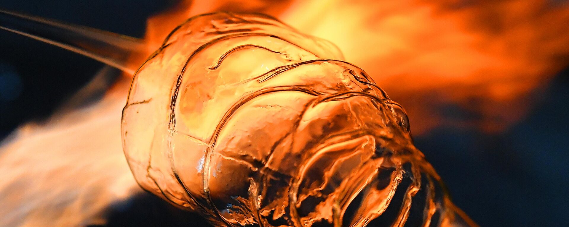 نافخ زجاج يصنع زخرفة زجاجية للعام الجديد في مصنع بيريوسينكا للألعاب في كراسنويارسك - سبوتنيك عربي, 1920, 05.06.2025