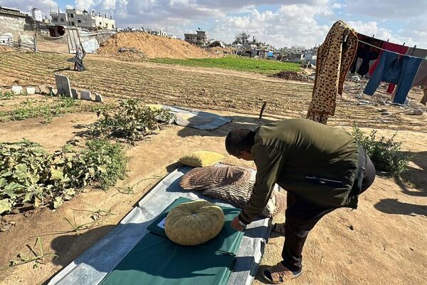 الأمطار تعمق معاناة النازحين في قطاع غزة وسط نقص في الملابس والأغطية - سبوتنيك عربي