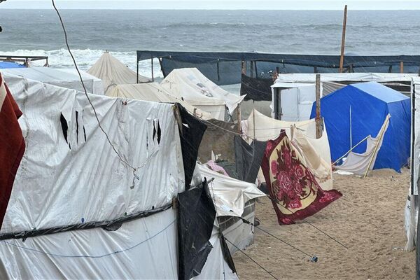 الأمطار تعمق معاناة النازحين في قطاع غزة وسط نقص في الملابس والأغطية - سبوتنيك عربي