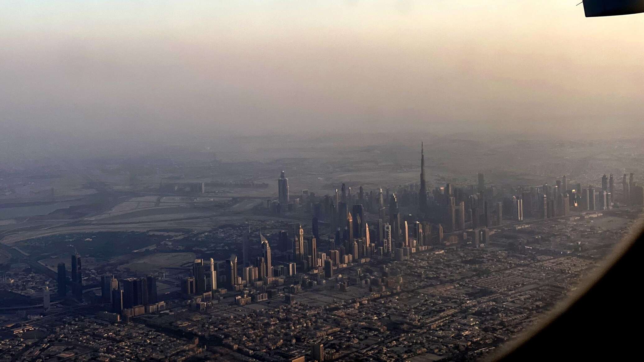 دولة عربية تضع حجر الأساس لأول وأكبر مشروع طاقة متجددة من نوعه في العالم