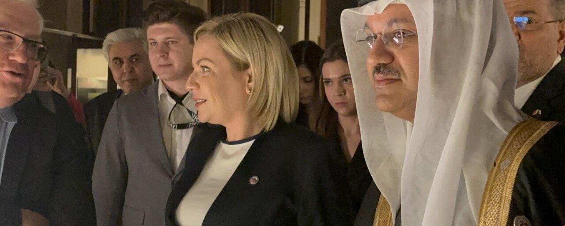  الشيخ خليفة بن أحمد بن عبد الله آل خليفة، رئيس هيئة البحرين للثقافة والآثار، مع وزيرة الثقافة الروسية أولغا بوريسوفنا، خلال افتتاح الأيام الثقافية البحرينية في العاصمة الروسية موسكو. - سبوتنيك عربي, 1920, 19.11.2024