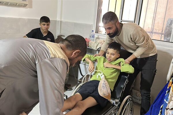 صورة للطفل الفلسطيني فريد الذي أصيب في غزة نتيجة استهداف الجيش الإسرائيلي لمنزله - سبوتنيك عربي