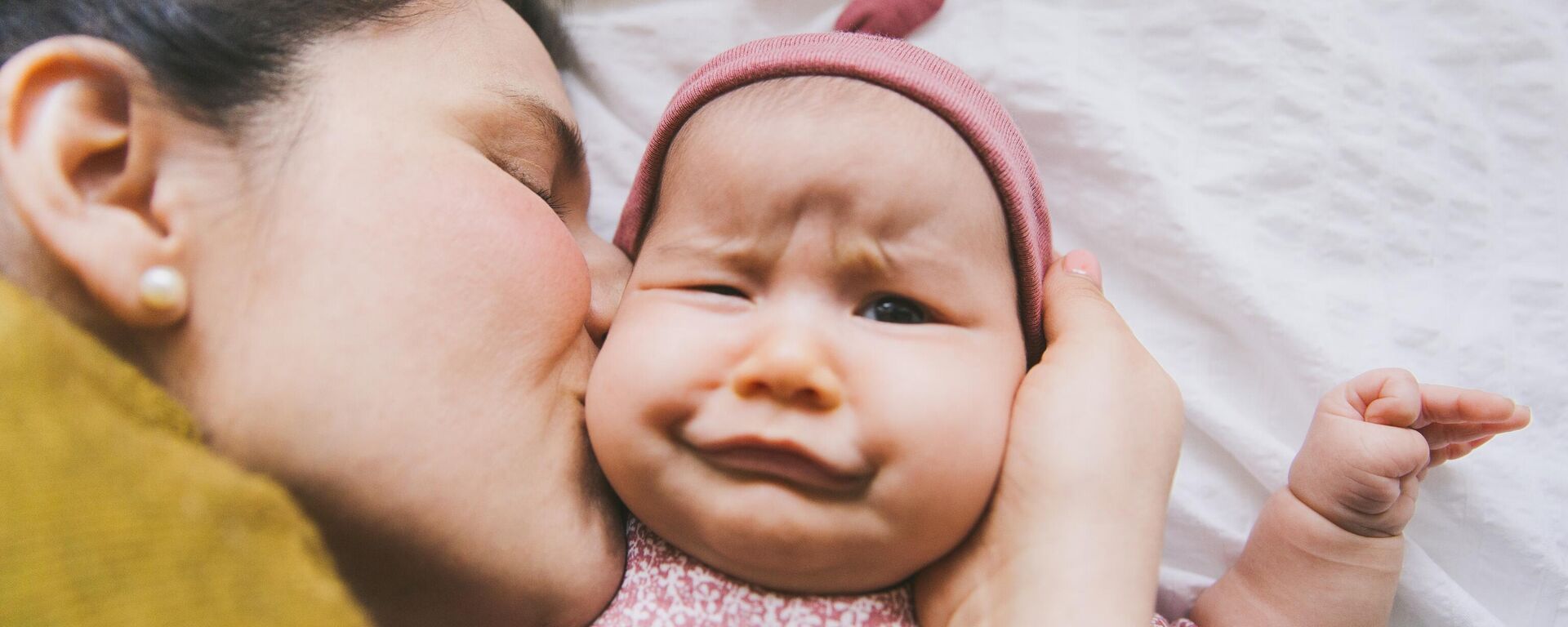 أم تقبل طفلها الرضيع - سبوتنيك عربي, 1920, 25.11.2024