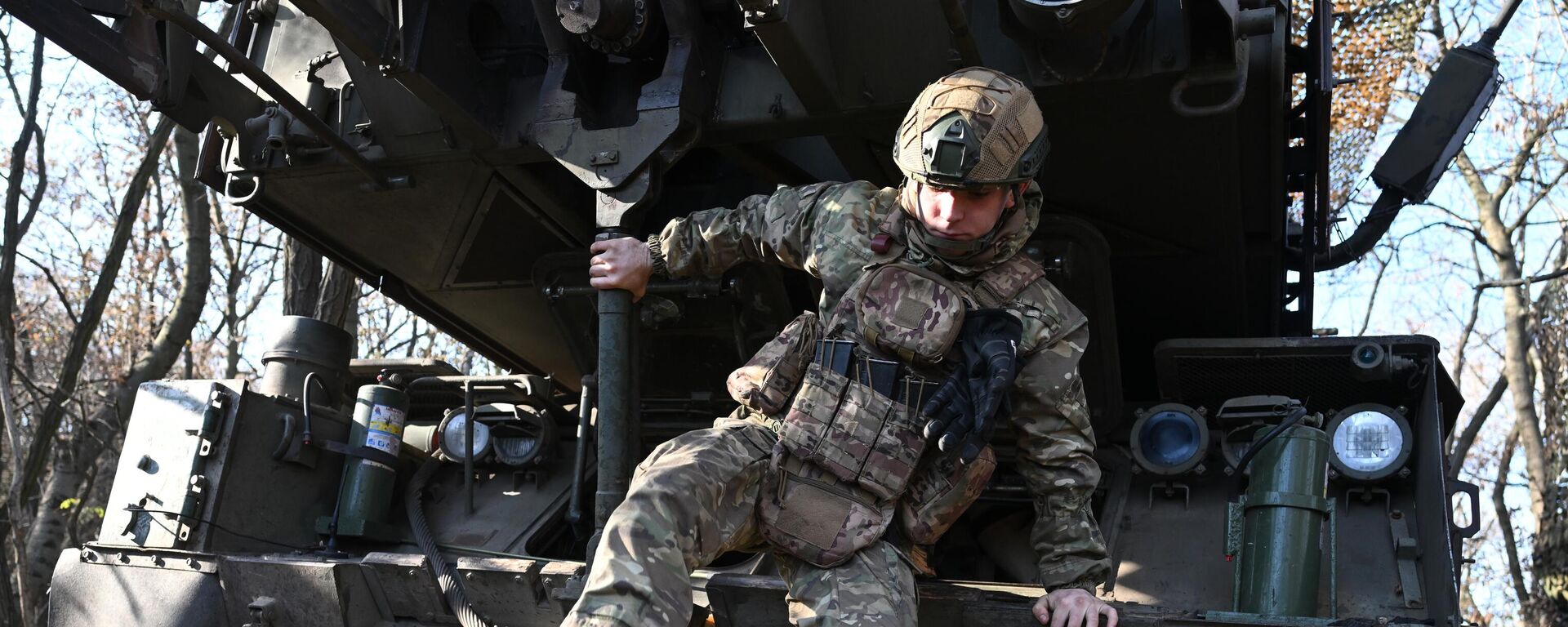 جندي من مجموعة قوات المركز أثناء الخدمة القتالية لطاقم بوك-إم2 في اتجاه محور كراسنوآرميسكويه في منطقة العملية العسكرية الخاصة - سبوتنيك عربي, 1920, 10.12.2025