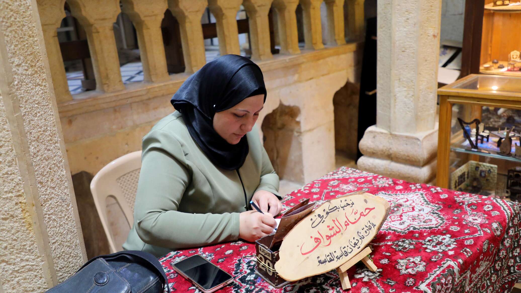 "بيلاجيا السورية".. سيدة تدمرية هجرها تنظيم "داعش" فأضحت مديرة لأعرق الحمامات التراثية في البلاد