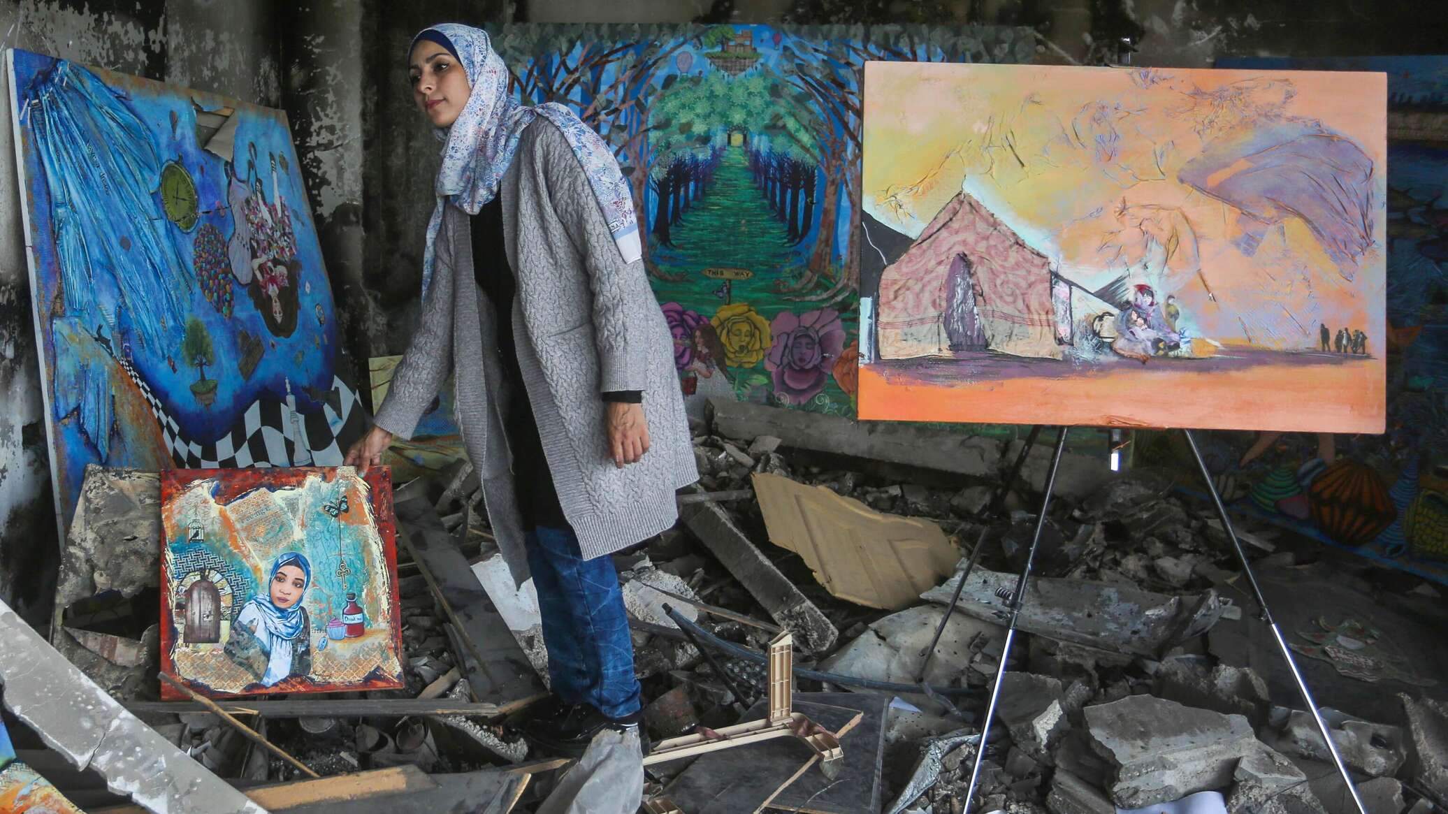 الفن وسط الدمار... لوحات مفعمة بالأمل لفنانة من قطاع غزة