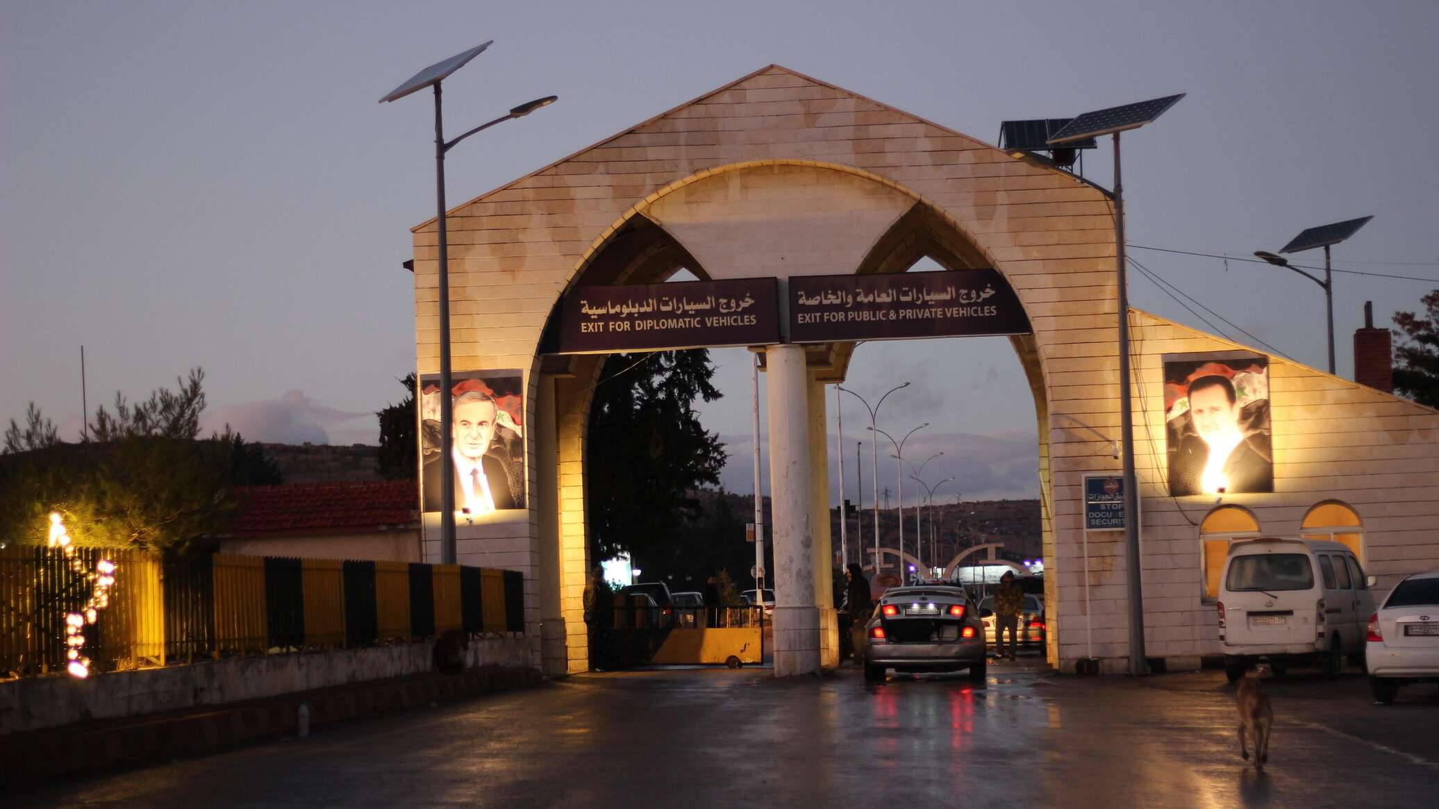 اللبنانيون يغادرون سوريا على أجنحة الشوق إلى وطنهم... صور