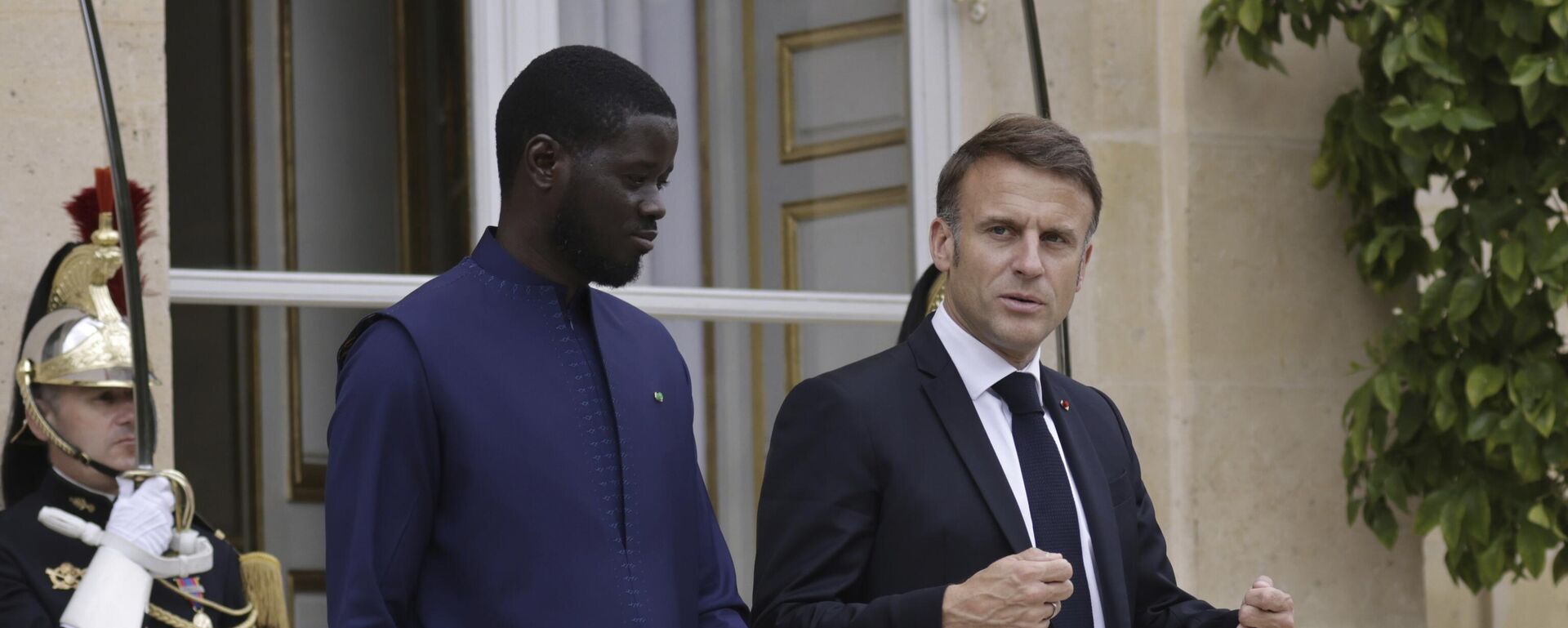 الرئيس الفرنسي إيمانويل ماكرون والرئيس السنغالي باسيرو ديوماي فاي يغادران قصر الإليزيه بعد الغداء، في باريس، الخميس 20 يونيو 2024. - سبوتنيك عربي, 1920, 01.01.2025