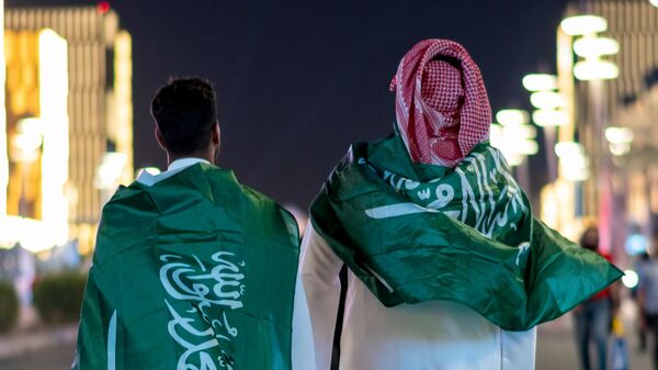 مشجعو سعوديين يستمتعون بكأس العالم في قطر في شارع لوسيل - سبوتنيك عربي