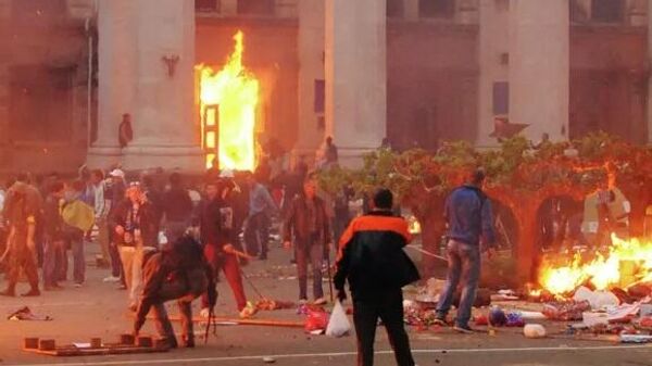 Shortly before the tragedy, members of radical pro-Maidan nationalist groups as well as “Ultras” football hooligans arrived in Odessa and staged a march “For the Unity of Ukraine”, which ended in clashes, with thugs setting fire to the tents set up by anti-Maidan protesters on Kulikovo Pole Square. Anti-Maidan activists tried to defend themselves by retreating to the Trade Unions House. The radicals blocked the exits of the building. A fire soon broke out. - سبوتنيك عربي