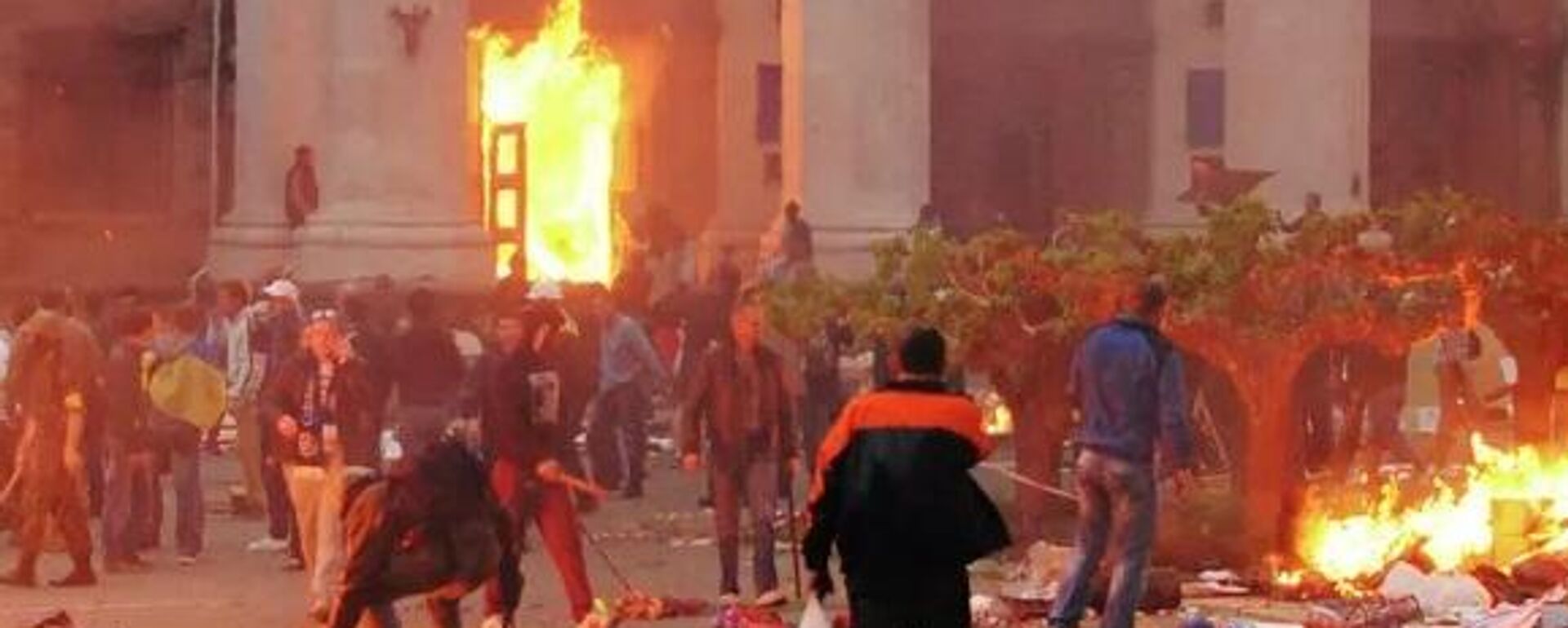 Shortly before the tragedy, members of radical pro-Maidan nationalist groups as well as “Ultras” football hooligans arrived in Odessa and staged a march “For the Unity of Ukraine”, which ended in clashes, with thugs setting fire to the tents set up by anti-Maidan protesters on Kulikovo Pole Square. Anti-Maidan activists tried to defend themselves by retreating to the Trade Unions House. The radicals blocked the exits of the building. A fire soon broke out. - سبوتنيك عربي, 1920, 01.12.2024