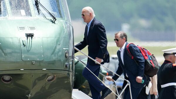 President Joe Biden boards Marine One with his son Hunter Biden as he leaves Andrews Air Force Base, Md., on his way to Camp David, Saturday, June 24, 2023 - سبوتنيك عربي