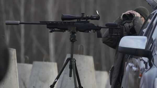 جندي من القوات المسلحة البولندية عند حواجز خرسانية تشكل جزءًا من تحصينات تسمى درع بولندا الشرقي على الحدود بين بولندا وروسيا في دابروفكا البولندية، 30 نوفمبر 2024. - سبوتنيك عربي