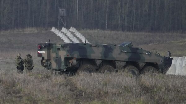 انتشار القوات المسلحة البولندية عند حواجز خرسانية تشكل جزءًا من تحصينات تسمى درع بولندا الشرقي على الحدود بين بولندا وروسيا في دابروفكا البولندية، 30 نوفمبر 2024. - سبوتنيك عربي