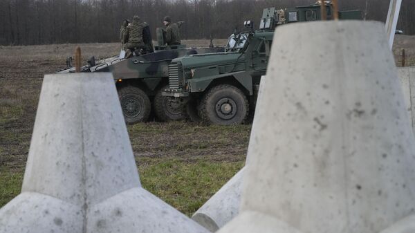 حواجز خرسانية تشكل جزءًا من تحصينات تسمى درع بولندا الشرقي على الحدود بين بولندا وروسيا في دابروفكا البولندية، 30 نوفمبر 2024. - سبوتنيك عربي