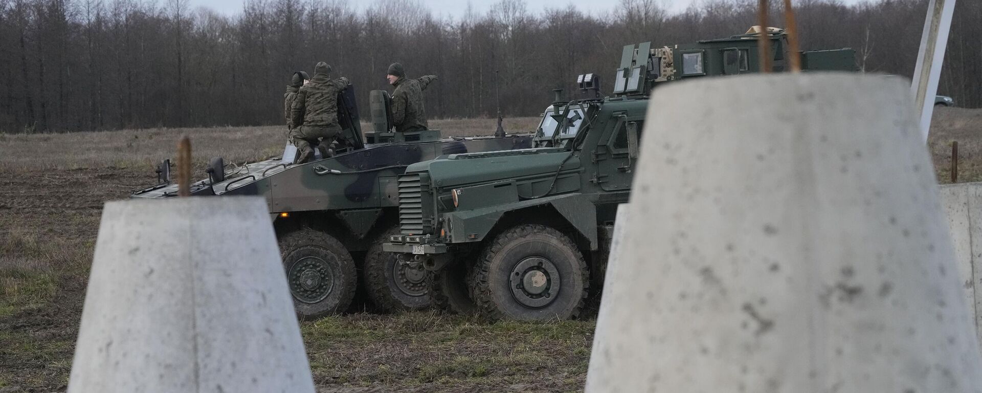 حواجز خرسانية تشكل جزءًا من تحصينات تسمى درع بولندا الشرقي على الحدود بين بولندا وروسيا في دابروفكا البولندية، 30 نوفمبر 2024. - سبوتنيك عربي, 1920, 11.09.2025