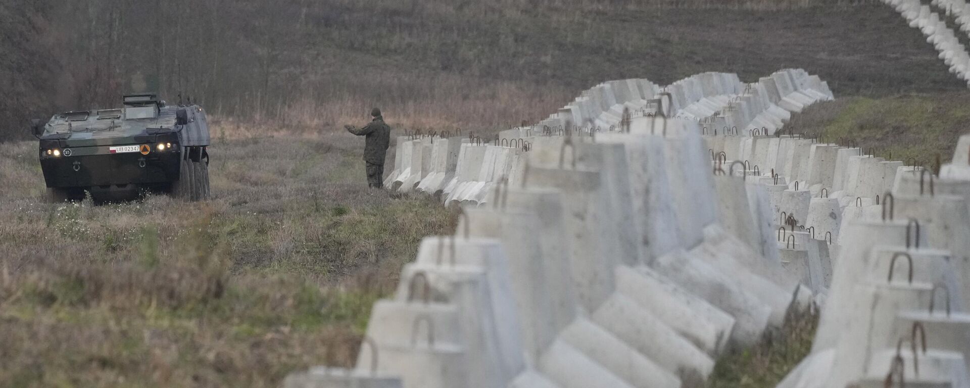 انتشار القوات المسلحة البولندية عند حواجز خرسانية تشكل جزءًا من تحصينات تسمى درع بولندا الشرقي على الحدود بين بولندا وروسيا في دابروفكا البولندية، 30 نوفمبر 2024. - سبوتنيك عربي, 1920, 10.09.2025