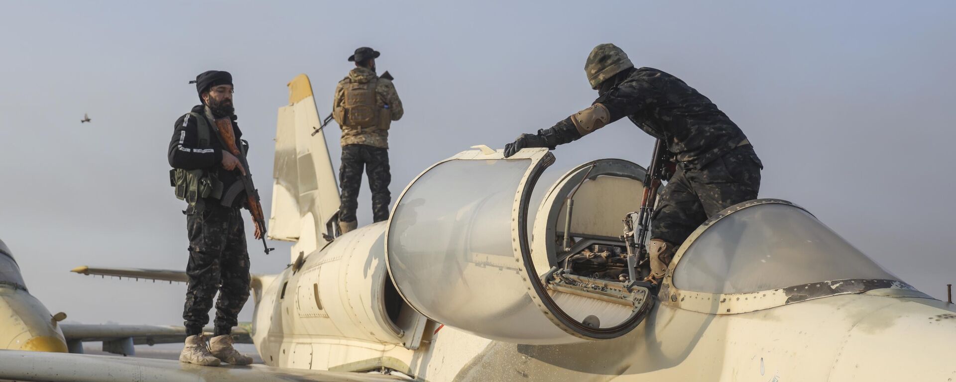 مسلحون من المعارضة السورية يقفون على متن طائرة في مطار النيرب العسكري بعد سيطرتهم على المنشأة على مشارف حلب، سوريا، 2 ديسمبر 2024. - سبوتنيك عربي, 1920, 19.01.2025