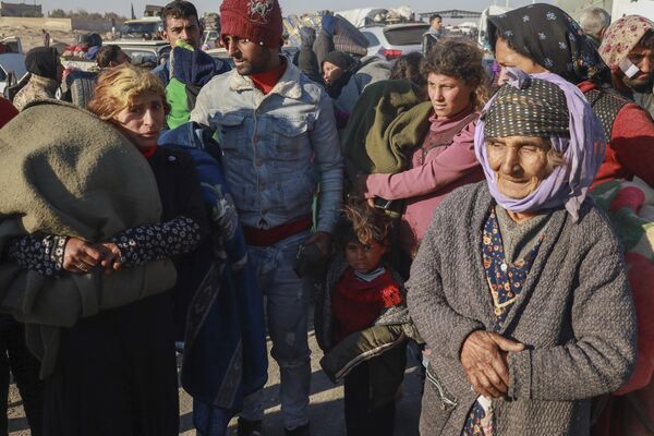 صورة لوصول النازحين من ريف حلب إلى المناطق الخاضعة لسيطرة الأكراد في الرقة، سوريا. - سبوتنيك عربي