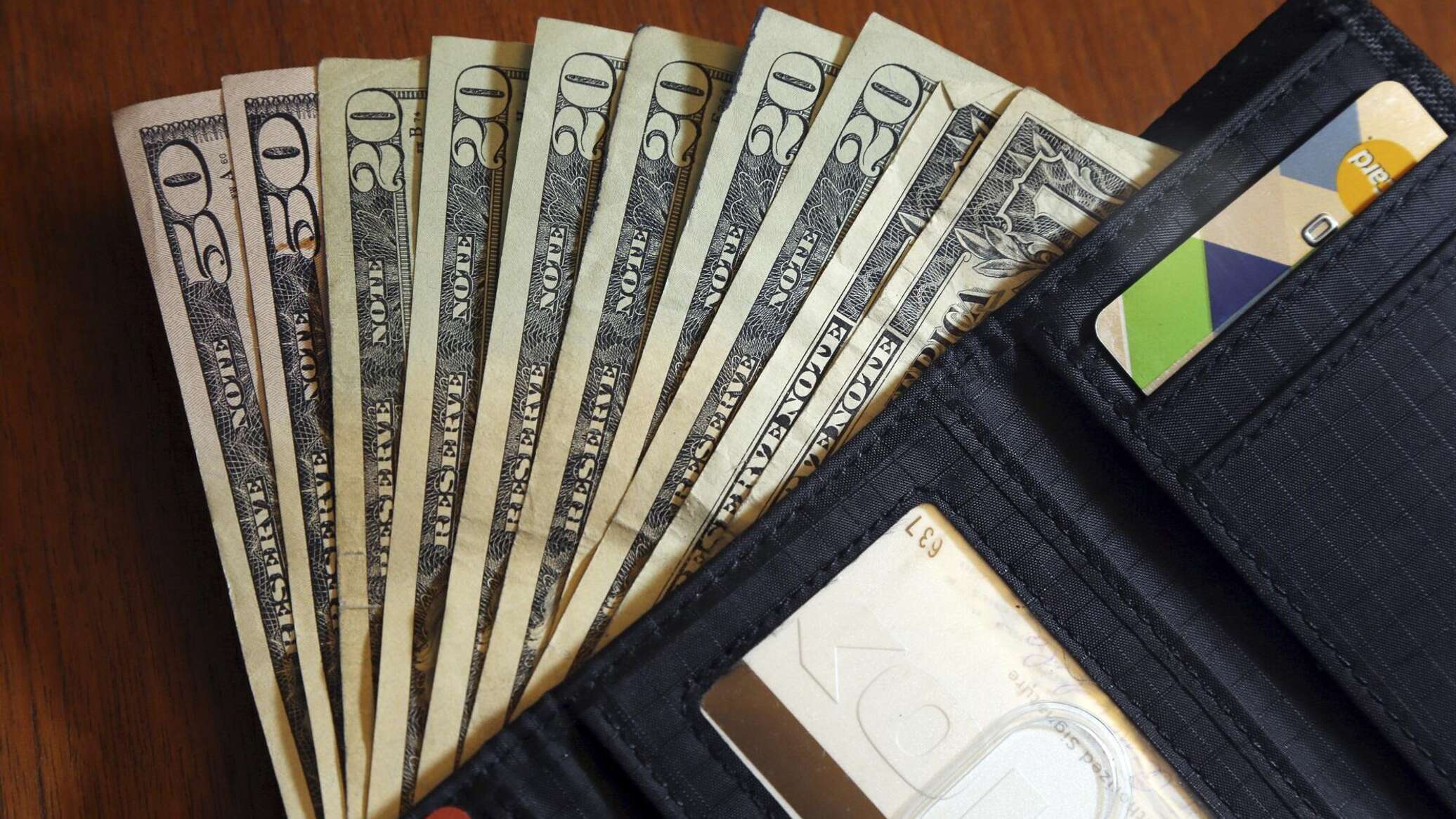 رغم تصريحات رئيس الحكومة.. ما سر الجدل الدائر حول سعر صرف الدولار في مصر؟