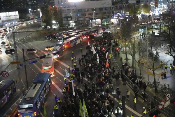 صورة تظهر حشود المتظاهرين وهم يتجهون إلى المكتب الرئاسي، بعد وقفة احتجاجية بالشموع ضد الرئيس الكوري الجنوبي. - سبوتنيك عربي