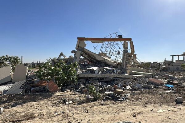 غزيون يحوّلون ركام منازلهم إلى بيوت من طين شرقي خان يونس جنوبي القطاع - سبوتنيك عربي