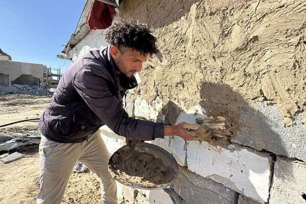 غزيون يحوّلون ركام منازلهم إلى بيوت من طين شرقي خان يونس جنوبي القطاع - سبوتنيك عربي