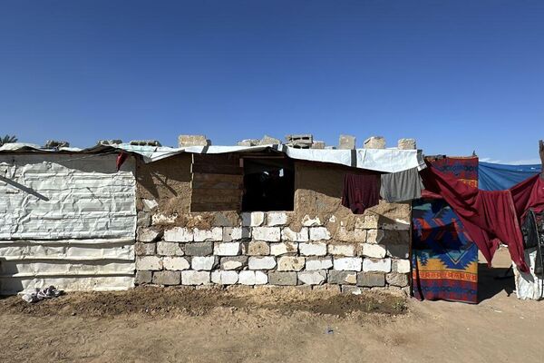 غزيون يحوّلون ركام منازلهم إلى بيوت من طين شرقي خان يونس جنوبي القطاع - سبوتنيك عربي