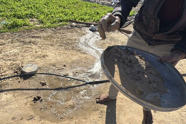 غزيون يحوّلون ركام منازلهم إلى بيوت من طين شرقي خان يونس جنوبي القطاع - سبوتنيك عربي