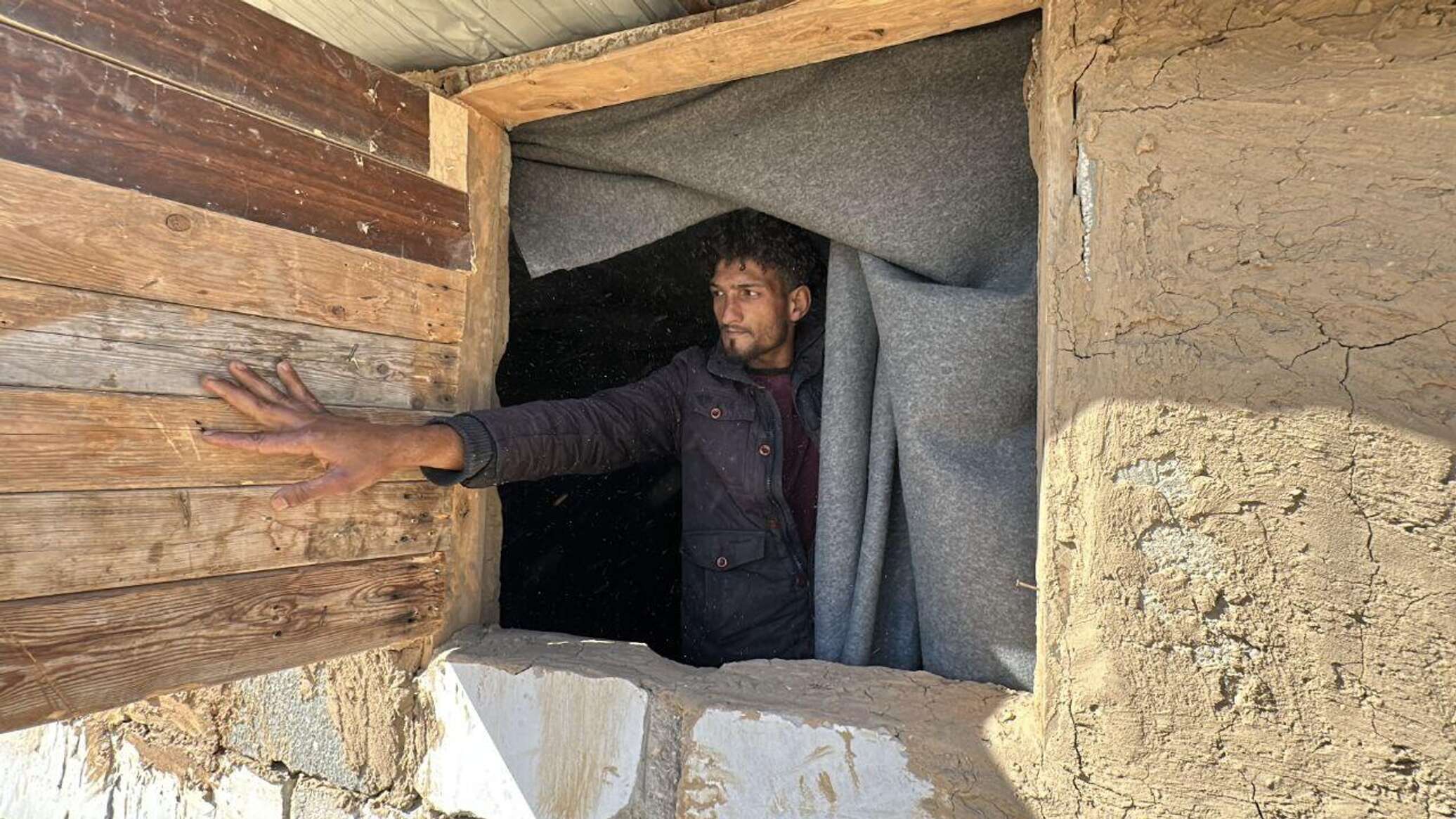 غزيون يحولون ركام منازلهم إلى بيوت من طين شرقي خان يونس جنوبي القطاع
