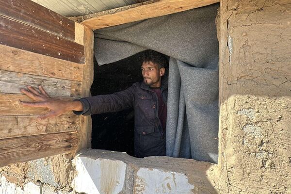 غزيون يحوّلون ركام منازلهم إلى بيوت من طين شرقي خان يونس جنوبي القطاع - سبوتنيك عربي