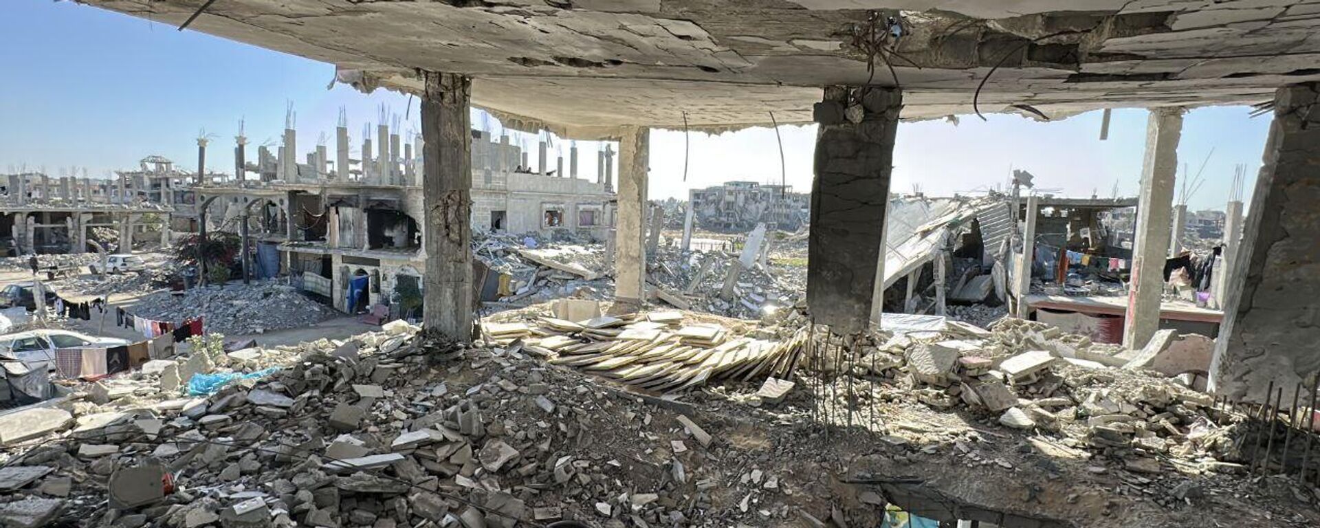 غزيون يحوّلون ركام منازلهم إلى بيوت من طين شرق خان يونس جنوب القطاع   - سبوتنيك عربي, 1920, 12.01.2026