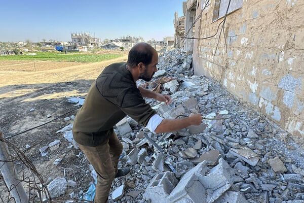 غزيون يحوّلون ركام منازلهم إلى بيوت من طين شرقي خان يونس جنوبي القطاع - سبوتنيك عربي