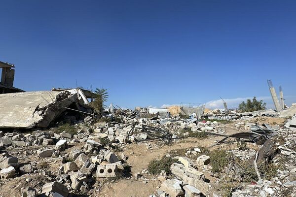 غزيون يحوّلون ركام منازلهم إلى بيوت من طين شرقي خان يونس جنوبي القطاع - سبوتنيك عربي