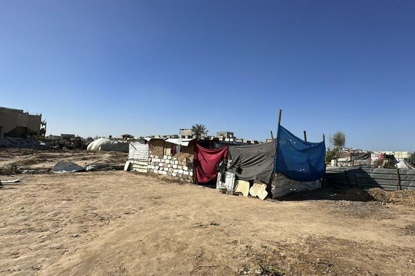 غزيون يحوّلون ركام منازلهم إلى بيوت من طين شرقي خان يونس جنوبي القطاع - سبوتنيك عربي