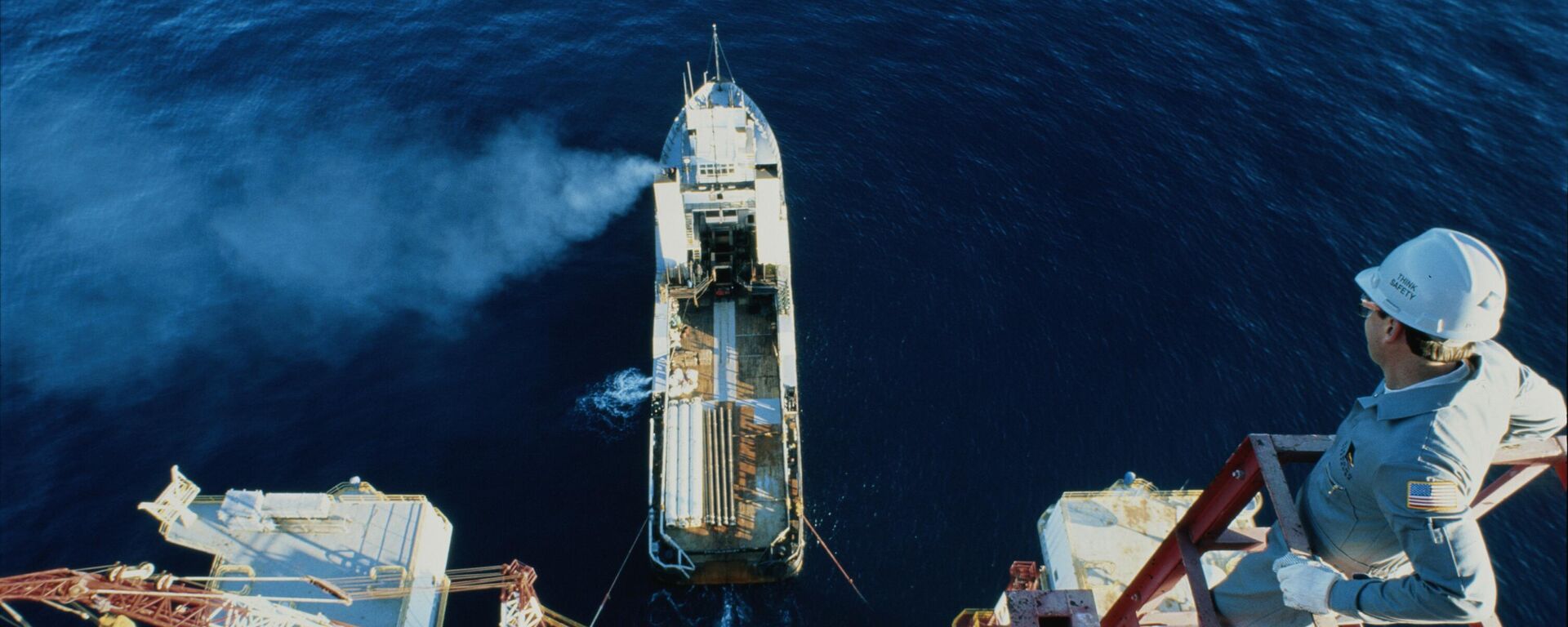 سفينة أمام منصة حفر النفط في البحر  - سبوتنيك عربي, 1920, 05.12.2024