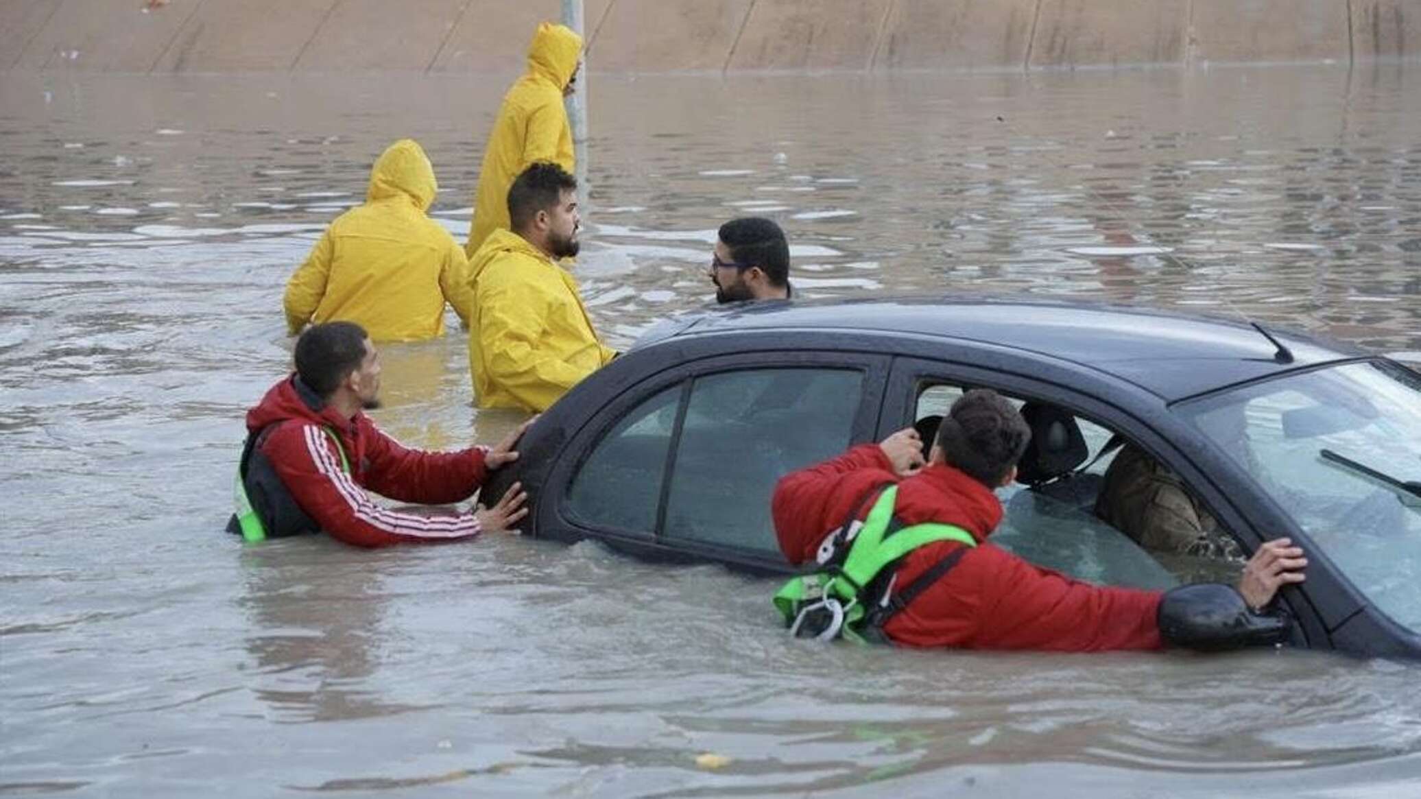 جهود مكثفة للتعامل مع أضرار الأمطار في الغرب الليبي.. صور