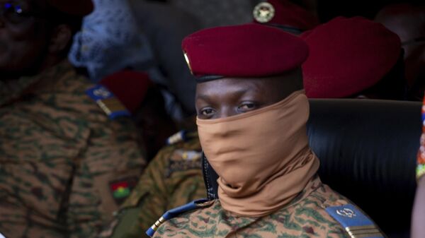 Burkina Faso coup leader Capt. Ibrahim Traore participate in a ceremony in Ouagadougou, Oct. 15, 2022. Questions are swirling in Burkina Faso about what role Russia may have played in the West African nation's second coup this year. - سبوتنيك عربي