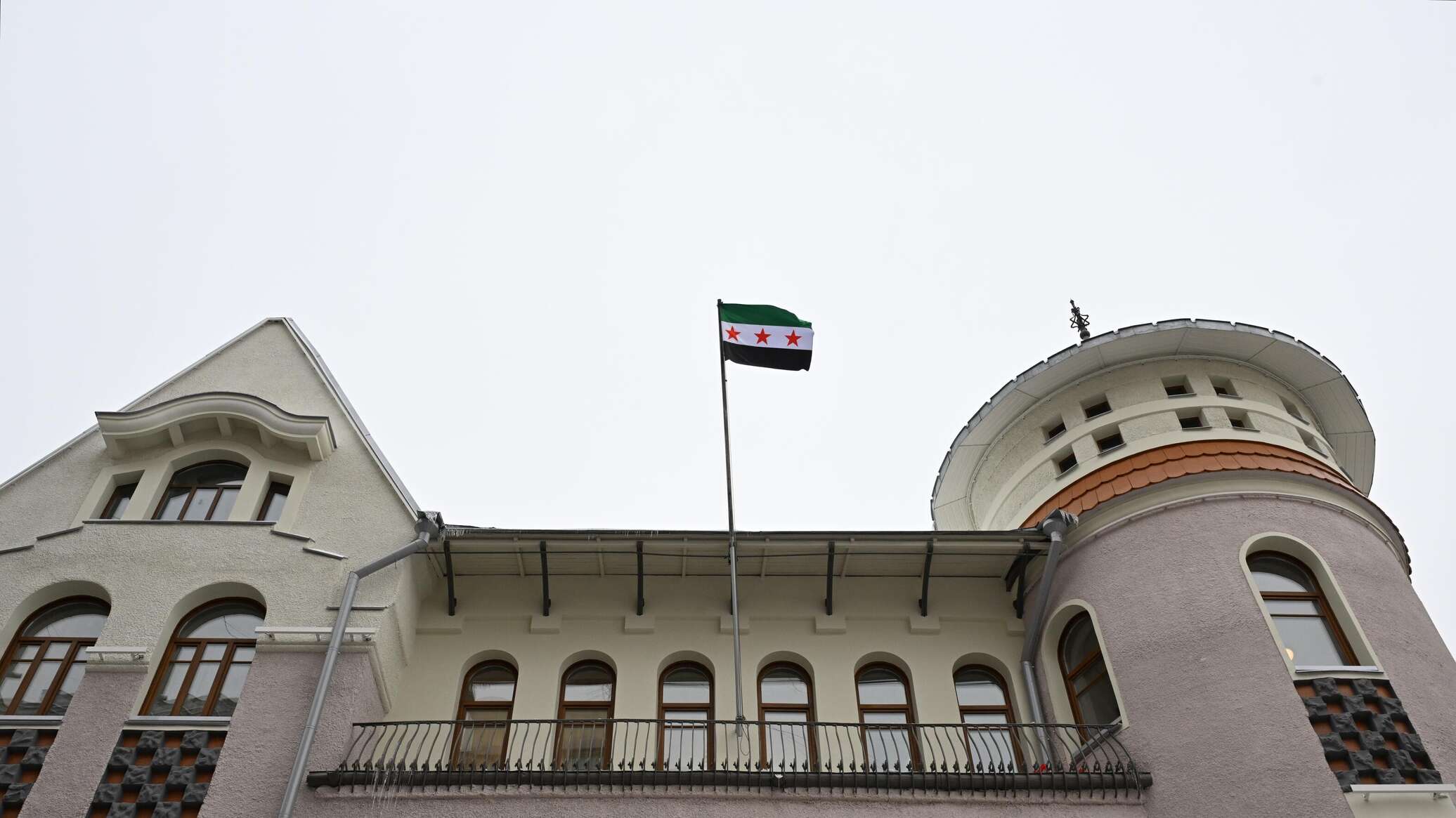 العلم السوري الجديد... ما قصته منذ زمن الانتداب الفرنسي وحتى اليوم؟