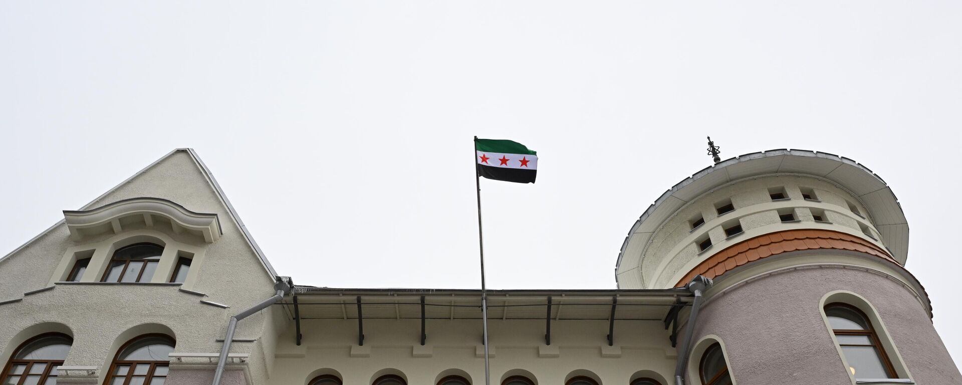 رفع العاملون في مبنى السفارة السورية في موسكو العلم السوري الجديد الذي اعتمدته سابقاً فصائل من المعارضة السورية المسلحة. - سبوتنيك عربي, 1920, 27.10.2025