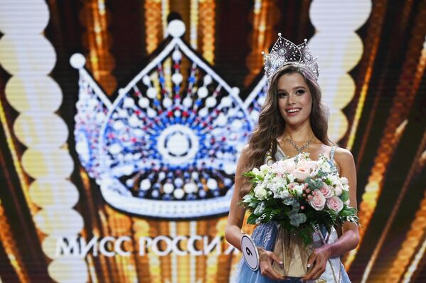 ملكة جمال روسيا لعام 2024 فالنتينا أليكسييفا في حفل توزيع الجوائز على المتنافسات في مسابقة ملكة جمال روسيا .2024 - سبوتنيك عربي