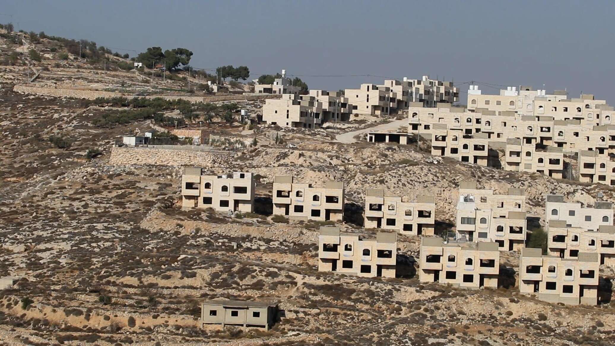 الاستيطان يحرم فلسطينيا من الوصول إلى بيته وأرضه في بيت لحم جنوبي الضفة الغربية