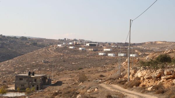 الاستيطان يحرم فلسطيني من الوصول إلى بيته وأرضه في بيت لحم جنوبي الضفة الغربية - سبوتنيك عربي