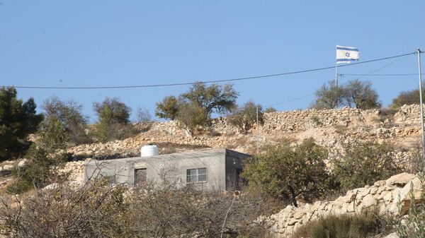 الاستيطان يحرم فلسطيني من الوصول إلى بيته وأرضه في بيت لحم جنوبي الضفة الغربية - سبوتنيك عربي