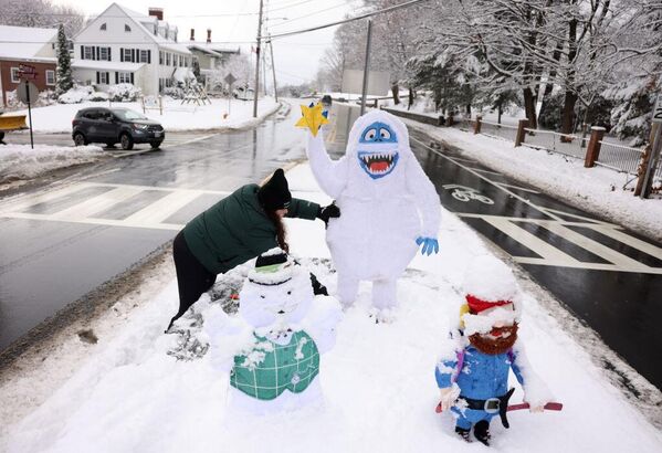 صورة لفتاة تقوم ببناء رجل ثلج يشبه  شخصية "بامبل" في الأفلام الأمريكية. - سبوتنيك عربي
