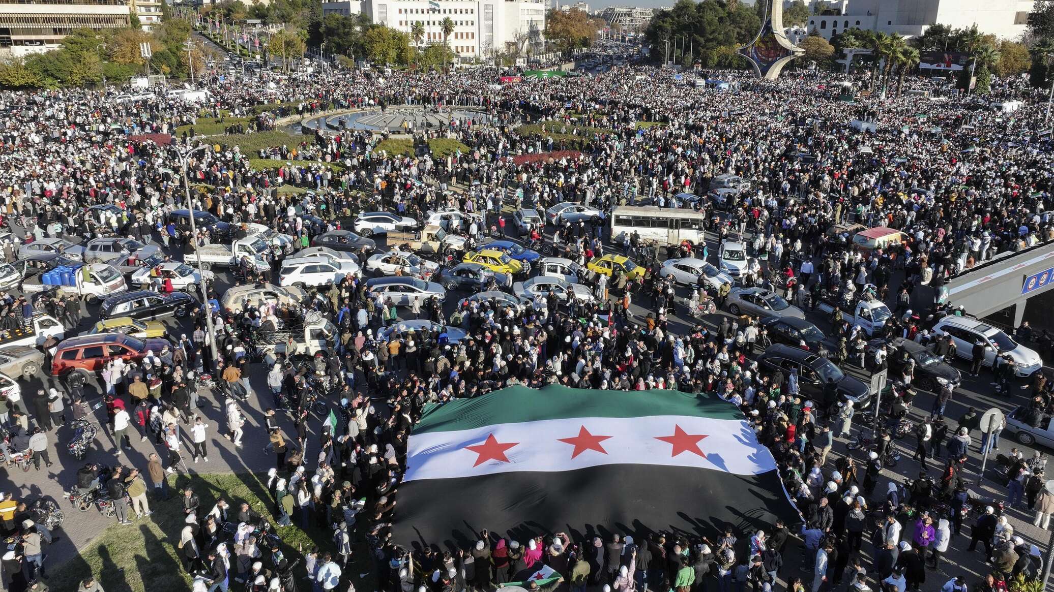 قائد القيادة المركزية الأمريكية يبحث في إسرائيل تداعيات إسقاط نظام الأسد